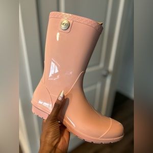 UGG Sienna Pink glossy mid calf boot. Super cute 💕